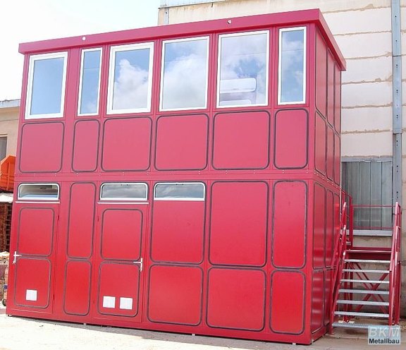 Doppelstockanlage für die Aufstellung im Freien mit WC-Container im EG