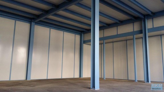 Lagerbühne mit Trennwand umbaut, Bühnenbelastung 500 kg/m²