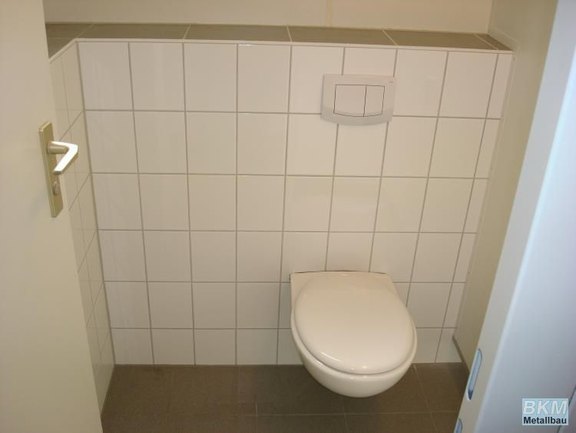 Wand-WC, Vorwandmontage (mit Absatz)