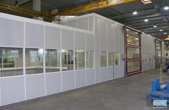 Raumsystem mit Büro und Messraum: Messraum 6x20 m², lichte Raumhöhe 3,75 m, mit schallabsorbierender Innenverkleidung und Schnelllauftoren