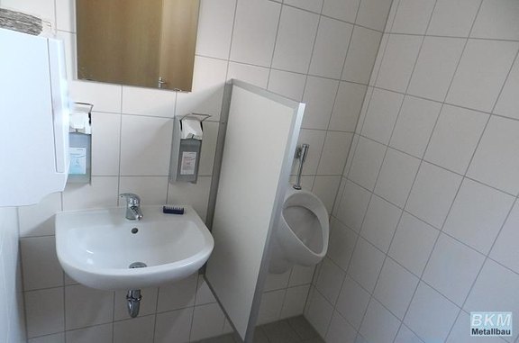 Sanitäreinheit mit Urinal, Schamwand und Waschbecken