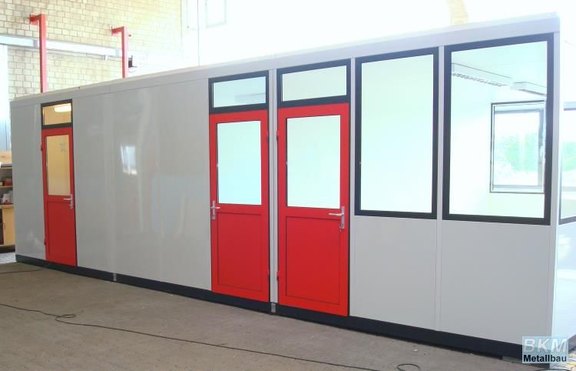 Raumsystem mit Büro und Prüfraum: Prüfraum 6x8 m² mit lichter Raumhöhe 2,5 m und mit Klimaanlage