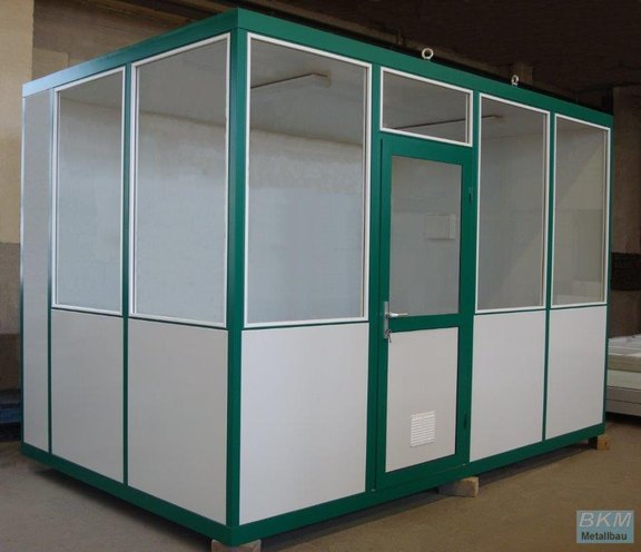 Hallenbüro: Verglasung mit Kunststoffglasleisten