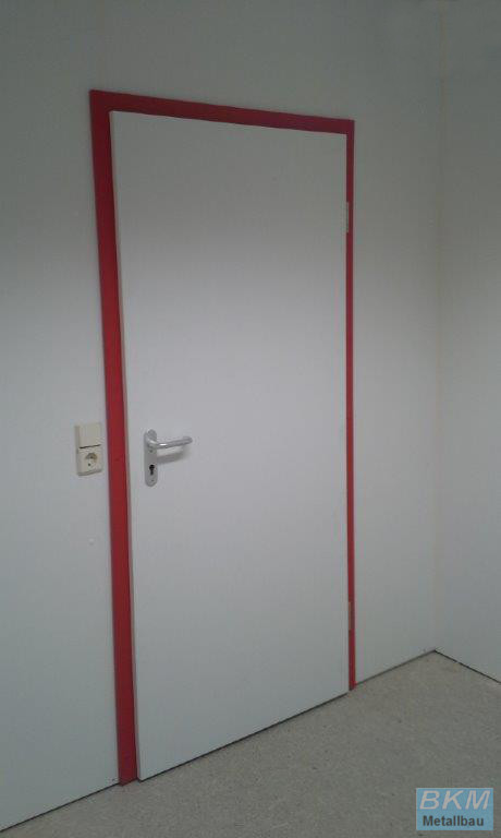 Holztür, mit weißem Türblatt und roter Zarge
